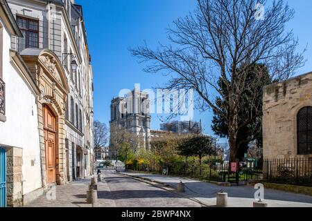 Paris, France - 1er avril 2020 : 16e jour de confinement en raison de la pandémie Covid-19 dans la rue Saint Julien le Pauvre, près de la cathédrale notre Dame à l'arrière Banque D'Images