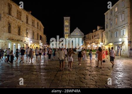 Place Saint-Étienne (Trg SV. Stjepana) dans le centre de Hvar, en Croatie, la nuit Banque D'Images