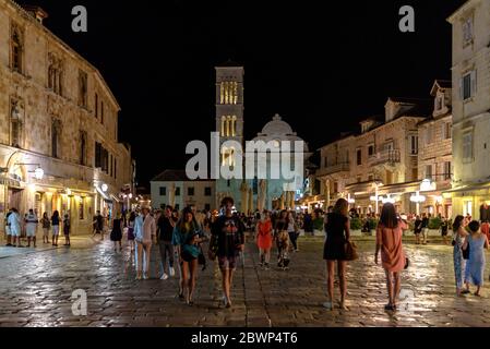 Place Saint-Étienne (Trg SV. Stjepana) dans le centre de Hvar, en Croatie, la nuit Banque D'Images