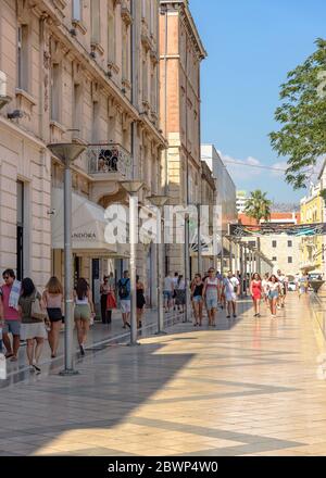 Vue sur Marmontova ulica à Split vers la ville Banque D'Images