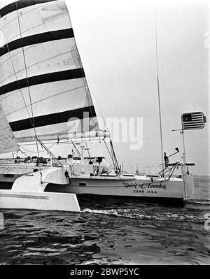 AJAXNETPHOTO. 6 JUIN 1976. PLYMOUTH, ANGLETERRE. - OSTAR 1976 - MICHAEL KANE A FAIT LE SPIPE DE L'ESPRIT TRIMARAN DE L'AMÉRIQUE (USA). YACHT A PRIS SA RETRAITE À PLYMOUTH AVEC DES DOMMAGES À HULL. PHOTO:JONATHAN EASTLAND/AJAX REF:2760506 13 Banque D'Images