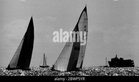 PHOTOS DE NOUVELLES AJAX. 23 SEPTEMBRE 1980. NEWPORT, RHODE ISLAND, ÉTATS-UNIS. - COUPE DE L'AMÉRIQUE - CHALLENGER AUSTRALIE (KA5) ET DENNIS CONNER'S FREEDOM S'Y BATTENT. PHOTO:JONATHAN EASTLAND/AJAX REF:801609 90 Banque D'Images