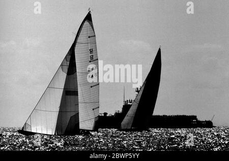 PHOTOS DE NOUVELLES AJAX. 23 SEPTEMBRE 1980. NEWPORT, RHODE ISLAND, ÉTATS-UNIS. - COUPE DE L'AMÉRIQUE - CHALLENGER AUSTRALIE (KA5) ET DENNIS CONNER'S FREEDOM S'Y BATTENT. PHOTO:JONATHAN EASTLAND/AJAX REF:801609 91 Banque D'Images