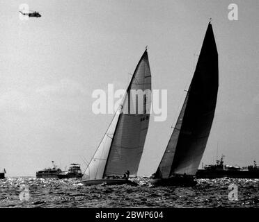 PHOTOS DE NOUVELLES AJAX. 23 SEPTEMBRE 1980. NEWPORT, RHODE ISLAND, ÉTATS-UNIS. - COUPE DE L'AMÉRIQUE - CHALLENGER AUSTRALIE (KA5) ET DENNIS CONNER'S FREEDOM S'Y BATTENT. PHOTO:JONATHAN EASTLAND/AJAX REF:801609 90 Banque D'Images