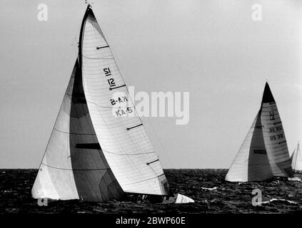 PHOTOS DE NOUVELLES AJAX. 23 SEPTEMBRE 1980. NEWPORT, RHODE ISLAND, ÉTATS-UNIS. - COUPE DE L'AMÉRIQUE - CHALLENGER AUSTRALIE (KA5) ET DENNIS CONNER'S FREEDOM S'Y BATTENT. PHOTO:JONATHAN EASTLAND/AJAX REF:801609 102 Banque D'Images