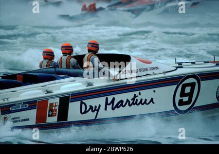 AJAXNETPHOTO. AOÛT 1974. COWES, ANGLETERRE, - BATEAU DE COURSE - DON ARONAW CONÇU DRY MARTINI BATEAU DE MOTEUR CONDUIT PAR L'ITALIEN CARLO BONOMI AU DÉBUT DU QUOTIDIEN OFFSHORE EXPRESS & EMBASSY COWES TORQUAY COWES CLASSIQUE. PHOTO:JONATHAN EASTLAND/AJAX REF:906056 9 Banque D'Images