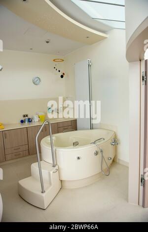 Maternité dans un hôpital avec un bain pour la naissance dans l'eau Banque D'Images