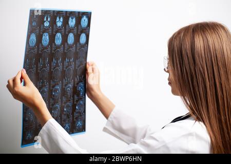 Un jeune médecin examine une image IRM d'un patient Banque D'Images