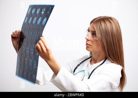 Un jeune médecin examine une image IRM d'un patient Banque D'Images