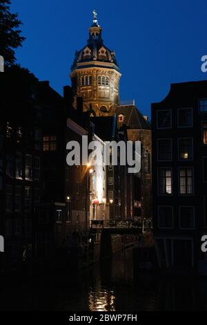 La basilique Saint-Nicolas d'Amsterdam se trouve dans le quartier du Vieux Centre, à côté de la gare centrale. Banque D'Images