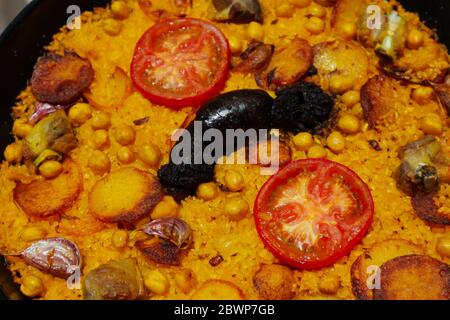 Gros plan d'une casserole de riz cuite, plat typique de Valence, Espagne. Banque D'Images