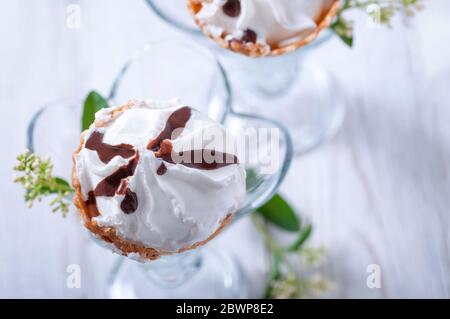 Glace au chocolat avec cornet de gaufres Banque D'Images