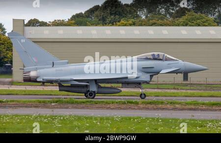 RAF Eurofighter Typhoon sur piste au salon de l'aéronautique de Biggin Hill Banque D'Images