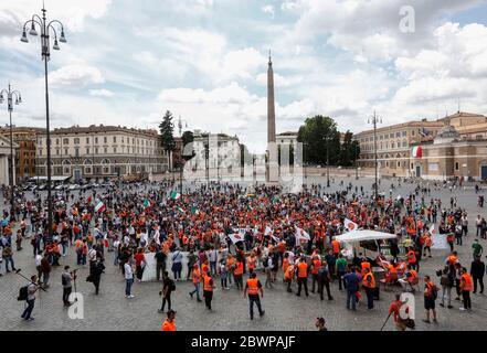 Rome, Italie. 02 juin 2020. Des manifestants d'Orange Vêtes (veste Arancioni) assistent à une manifestation contre le gouvernement italien. Le mouvement Orange Vêtes rassemble plusieurs groupes de théoriciens du complot démenti du coronavirus, de sympathisants d'extrême droite et de gens ordinaires souffrant de l'impact économique du confinement imposé par le gouvernement pour enrayer la pandémie de Covid-19. Crédit: Riccardo de Luca - mise à jour des images/Alamy Live News Banque D'Images