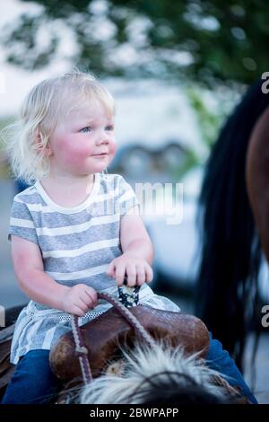 Petite fille mignonne , Berger de Zadee , à cheval Banque D'Images