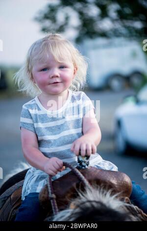 Petite fille mignonne , Berger de Zadee , à cheval Banque D'Images