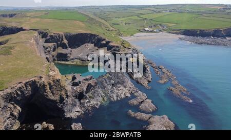 Vue aérienne d'Abereiddy, Blue Lagoon, ancienne mine d'ardoise inondée, vue sur l'océan, parc national de la côte de Pembrokeshire, pays de Galles, Royaume-Uni Banque D'Images