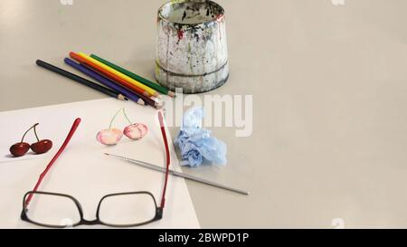 équipement d'art visuel pour démonstration en classe par l'enseignant. L'aquarelle peint les pinceaux et les crayons sur un bureau ou une table dans la salle d'art Banque D'Images
