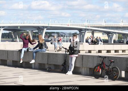 Saint-Pétersbourg, Russie. 22 mai 2020. Les gens qui apprécient de se reposer dans les locaux du parc fermé 300 ans de Saint-Pétersbourg comme mesure pour empêcher la propagation du coronavirus pendant la crise de Covid 19. Crédit: Sergei Mikhaïlichenko/SOPA Images/ZUMA Wire/Alay Live News Banque D'Images