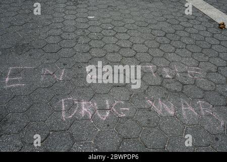 Fin de la guerre de la drogue écrite en craie sur le terrain à Union Square, New York, à la marche pour George Floyd 6/2/2020. Banque D'Images