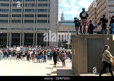 Cleveland, Ohio, États-Unis. 30 mai 2020. Les manifestants se réunissent devant le Cleveland Justice Centre, siège de la police de Cleveland, pour exiger le changement de la culture policière. La manifestation, l'une des nombreuses manifestations aux États-Unis, visait à attirer l'attention et à susciter des changements dans la façon dont la police traite la communauté qu'elle dessert. Les manifestants sont descendus au Centre de justice, au point culminant d'une marche paisible dans le centre-ville, dans le cadre du mouvement Black Lives. Banque D'Images