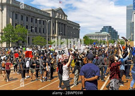 Les manifestants se rendent jusqu'à l'entrée de Lakeside Avenue du Justice Centre Complex, dans le centre-ville de Cleveland, Ohio, États-Unis. Des milliers de personnes ont participé à la manifestation contre le meurtre de George Floyd aux mains de la police à Minneapolis. Le cortège quelque peu pacifique des marches a fini par tourner violent et ensuite s'est étendu à travers le downton. Banque D'Images