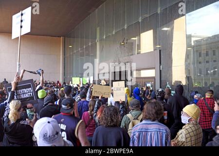 Cleveland, Ohio, États-Unis. 30 mai 2020. Les manifestants se rassemblent devant le Cleveland Justice Center sur Lakeside Avenue à Cleveland, Ohio, États-Unis, dans le cadre du mouvement Black Lives Matter. Des milliers de personnes ont marché paisiblement dans le centre-ville en arrivant sur les marches du Centre de justice, qui est le quartier général de la police de Cleveland. Alors que la plupart étaient pacifiques, certains à travers des bouteilles d'eau aux fenêtres tandis que d'autres se sont cognés sur les fenêtres demandant justice pour les vies noires étant tuées aux mains de la police dans tout les États-Unis. Banque D'Images