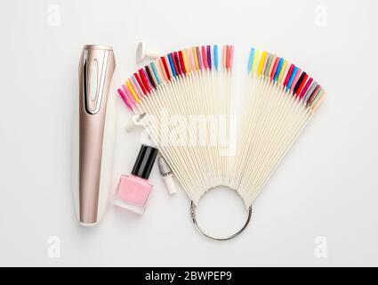 Fournitures pour manucure sur fond blanc Banque D'Images