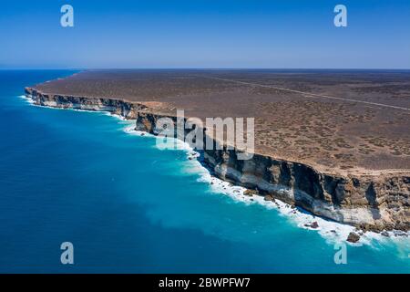 En regardant sur les falaises de grès et le parc marin Great Australian Bight depuis un arrêt non identifié sur le Eyre Highyway, après Bunda Cliffs headi Banque D'Images