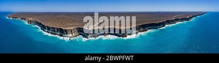 Vue panoramique sur les falaises de grès et le parc marin Great Australian Bight depuis un arrêt non identifié sur le Eyre Highway, après Bun Banque D'Images