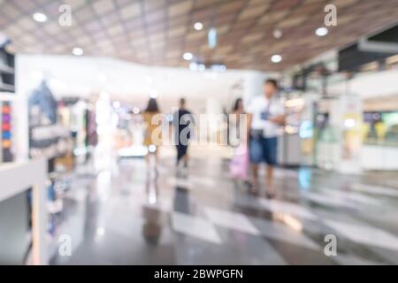 Résumé défoqué avec l'image bokeh du centre commercial et les gens marchant pour l'utilisation de fond. Banque D'Images