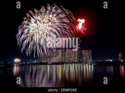 Les feux d'artifice colorés accueillent la nuit la vue du nouvel an lunaire depuis le gratte-ciel. Banque D'Images