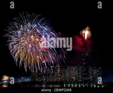 Les feux d'artifice colorés accueillent la nuit la vue du nouvel an lunaire depuis le gratte-ciel. Banque D'Images