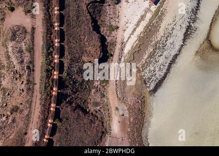 Vue aérienne des wagons industriels chargés de minerai de fer, capturés à Whyalla en Australie méridionale Banque D'Images