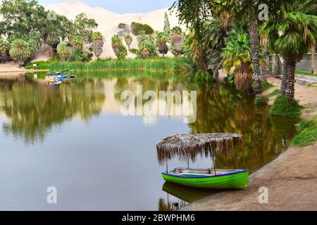 Vue sur l'oasis de Huacachina près de la ville d'ICA, Pérou Banque D'Images