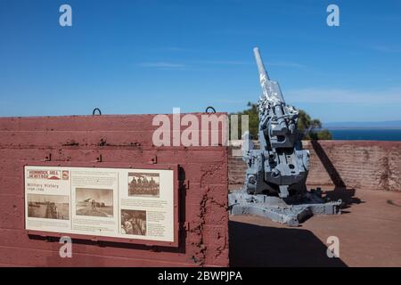 Whyalla Australie méridionale 17 novembre 2019 : plaque détaillant l'histoire du canon anti-avion de 3.7 pouces monté sur la colline de l'hummock à Whyalla Banque D'Images