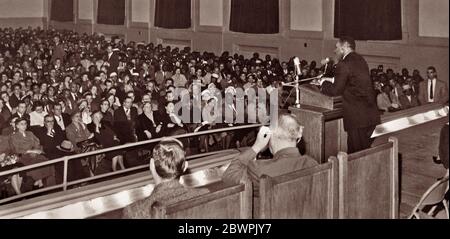 Martin Luther King, Jr., prononcera un discours sur la non-violence et la justice raciale devant une foule bonde personnes à l'école secondaire Broughton de Raleigh, en Caroline du Nord, le 10 février 1958. King a été invité à Raleigh par l'Église unie, mais a parlé dans l'auditorium de l'école parce que le bâtiment de l'église était trop petit pour accueillir la foule attendue. Banque D'Images