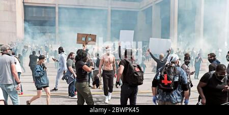 Cleveland, Ohio, États-Unis. 30 mai 2020. Un homme blanc traverse une foule diversifiée de manifestants gazés par la police de Cleveland lors des manifestations de George Floyd à Cleveland, Ohio, États-Unis. Des milliers de manifestants ont défilé au Justice Centre sur Lakeside Avenue où les manifestations ont dégénéré avant de se propager dans tout le centre-ville. La vie noire compte, la justice sociale et la réforme de la culture policière sont nombre des questions qui ont culminé avec les protestations. Cleveland est l'une des nombreuses villes des États-Unis et du monde entier, protestant contre la brutalité policière aux États-Unis. Banque D'Images