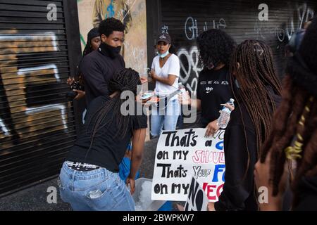 Los Angeles, États-Unis. 02 juin 2020. Los Angeles, CA - 2 juin 2020 : des manifestants assistent à la manifestation George Floyd Black Lives Matter le 2 juin 2020 sur Hollywood Blvd à Los Angeles, Californie. Crédit : Studio MSU/accès photo. Crédit : accès photo/Alamy Live News Banque D'Images