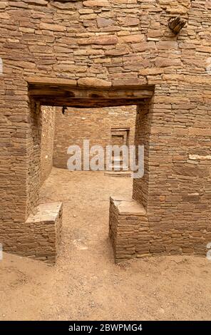 NM00413-00....NOUVEAU MEXIQUE - chambres à l'intérieur de Pueblo Bonito avec portes, situé dans le parc historique national de la culture Chaco. Banque D'Images