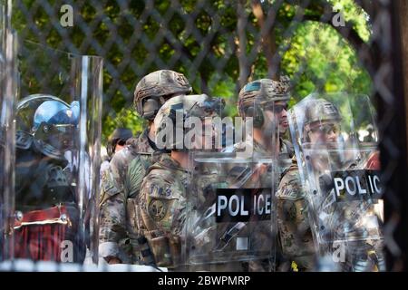 Washington, DC, États-Unis. 2 juin 2020. Des manifestants protestant pour la cinquième journée devant la Maison Blanche, en solidarité avec la vie noire dans tout le pays, des manifestations protestant contre le meurtre de George Floyd au Minnesota. (Image crédit: © Eman MohammadZUMA Wire) Banque D'Images