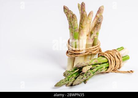 Asperges vertes et blanches sur fond blanc Banque D'Images