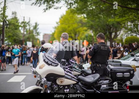 Bethesda, MD, États-Unis. 2 juin 2020. Les élèves du secondaire organisent une manifestation Black Lives Matter à la bibliothèque publique de Bethesda. Des milliers de personnes assistent à la manifestation contre la brutalité policière. Credit Nicole Glass / Alamy Live News. Banque D'Images