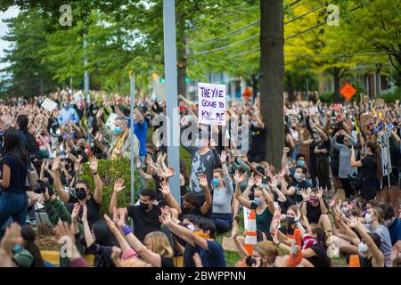 Bethesda, MD, États-Unis. 2 juin 2020. Les élèves du secondaire organisent une manifestation Black Lives Matter à la bibliothèque publique de Bethesda. Des milliers de personnes assistent à la manifestation contre la brutalité policière. Credit Nicole Glass / Alamy Live News. Banque D'Images