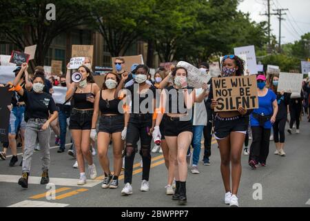 Bethesda, MD, États-Unis. 2 juin 2020. Les élèves du secondaire organisent une manifestation Black Lives Matter à la bibliothèque publique de Bethesda. Des milliers de personnes assistent à la manifestation contre la brutalité policière. Credit Nicole Glass / Alamy Live News. Banque D'Images