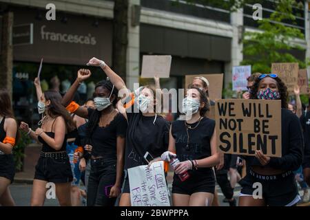 Bethesda, MD, États-Unis. 2 juin 2020. Les élèves du secondaire organisent une manifestation Black Lives Matter à la bibliothèque publique de Bethesda. Des milliers de personnes assistent à la manifestation contre la brutalité policière. Credit Nicole Glass / Alamy Live News. Banque D'Images