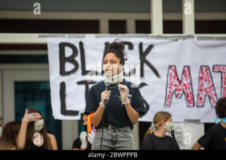 Bethesda, MD, États-Unis. 2 juin 2020. Les élèves du secondaire organisent une manifestation Black Lives Matter à la bibliothèque publique de Bethesda. Des milliers de personnes assistent à la manifestation contre la brutalité policière. Credit Nicole Glass / Alamy Live News. Banque D'Images