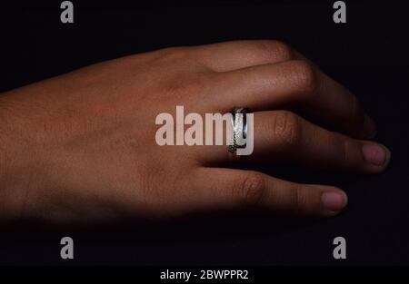 Indiennes femmes ou femmes portant un anneau de diamant traditionnel dans son doigt Banque D'Images