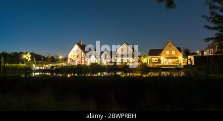 Image nocturne du domaine de logement ' 't Suyt ' dans la ville de Waddinxveen, pays-Bas. Nouveau quartier vert et aquatique au bord du paysage des polders. Banque D'Images