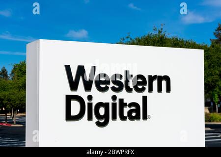 WESTERN Digital signe au siège social de la société dans la Silicon Valley, centre de haute technologie de la région de la baie de San Francisco - Milpitas, Californie, États-Unis - 2020 Banque D'Images